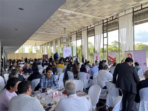 Foto Almuerzo panoramica ajustada